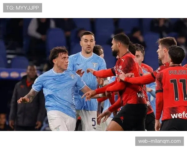 被换下球员场边抗议，裁判为何仍能出牌？